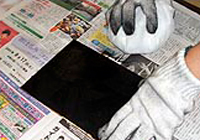 3.描画終了後、版を暖め、インクをのせます。