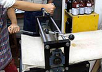 4.プレス機に版と湿らせた紙をのせ、プレスします。