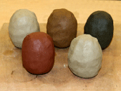 1.数種類の粘土の中から一つ選んで制作していただきます。