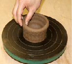 2.造りたいものを手びねりで制作します。